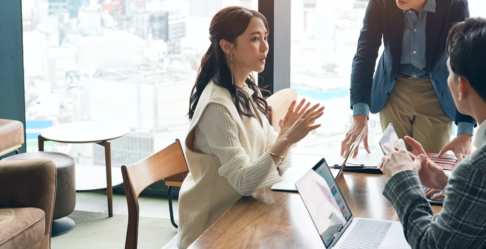 企業再生について話し合う専門家